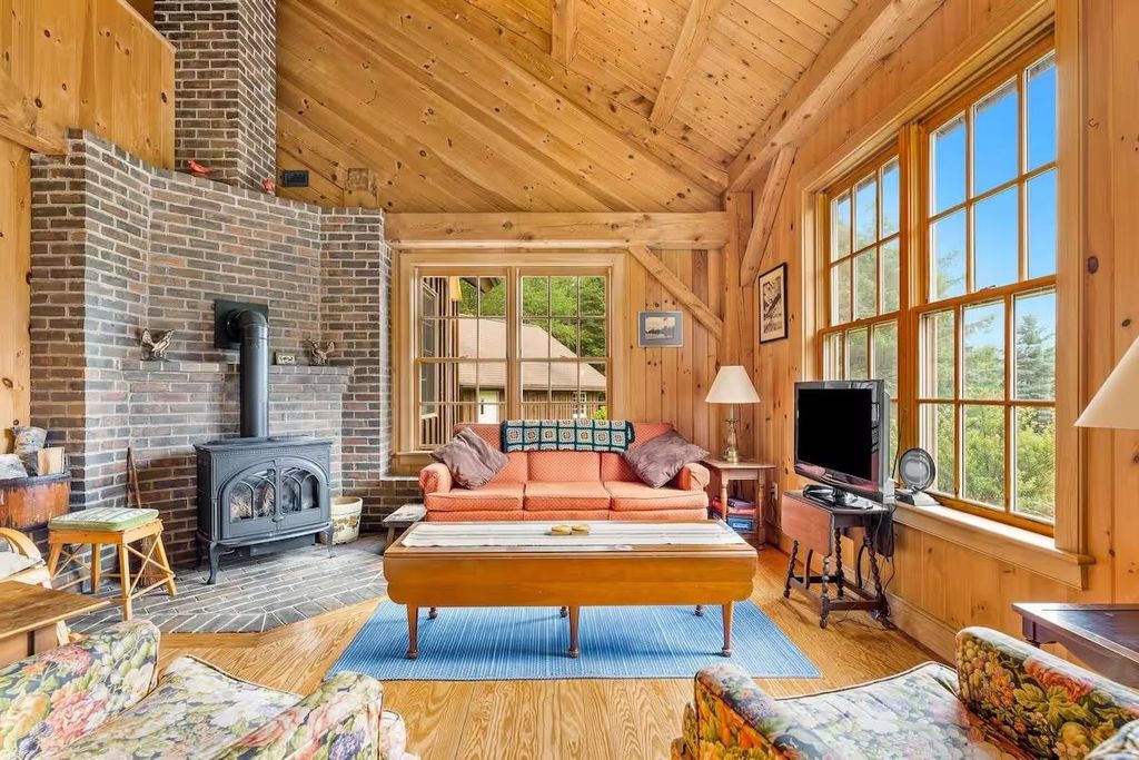 Image 9 of property listing at 65 Bentley Lane, Jericho, VT 05465