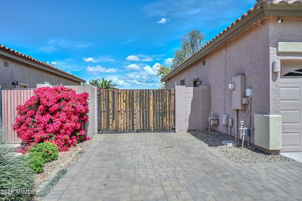 Image 6 of property listing at 4306 W SUMMERSIDE Road, Laveen, AZ 85339