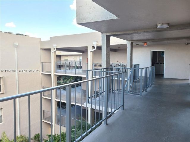 2821 Somerset Drive 400, Lauderdale Lakes, FL 33311