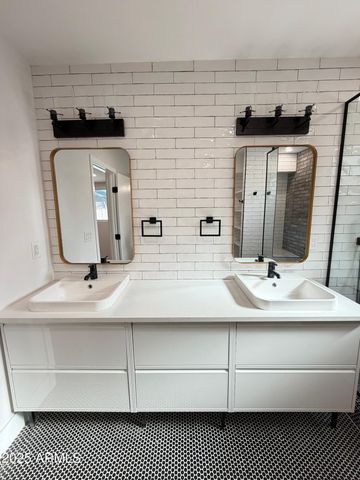 6828 N 10TH Avenue, Phoenix, AZ 85013