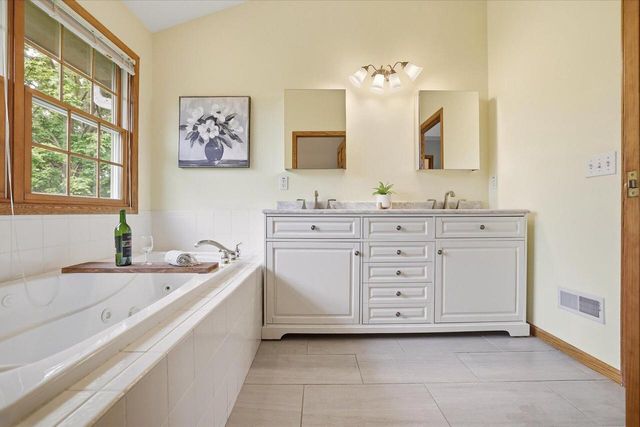 18840 Brookridge DRIVE, Brookfield, WI 53045