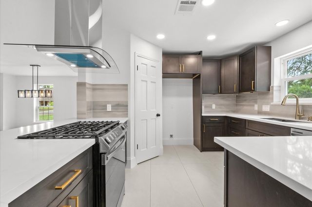 1422 Saddlecreek Drive, Houston, TX 77090