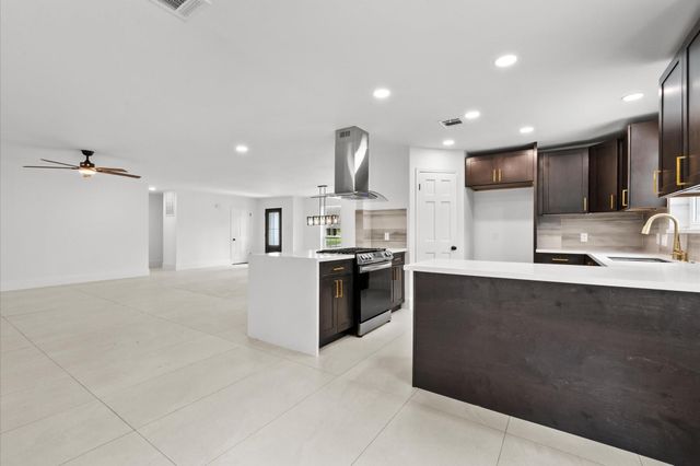 1422 Saddlecreek Drive, Houston, TX 77090