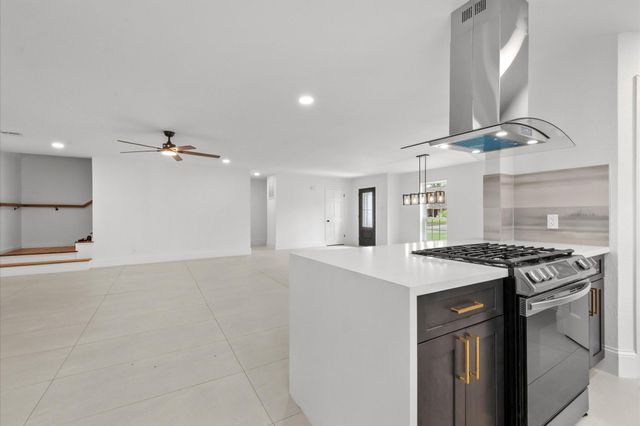 1422 Saddlecreek Drive, Houston, TX 77090