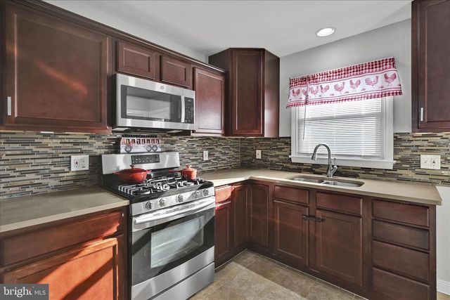 16 BERKLEY DR, Middletown, PA 17057