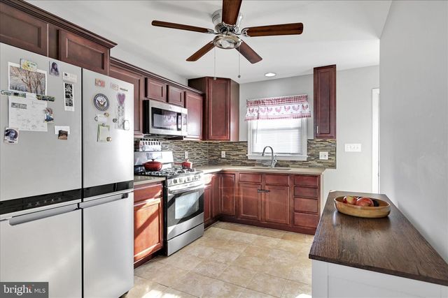 16 BERKLEY DR, Middletown, PA 17057