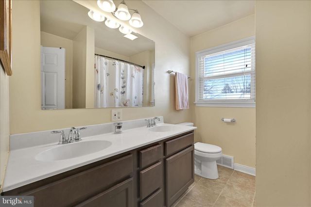 16 BERKLEY DR, Middletown, PA 17057