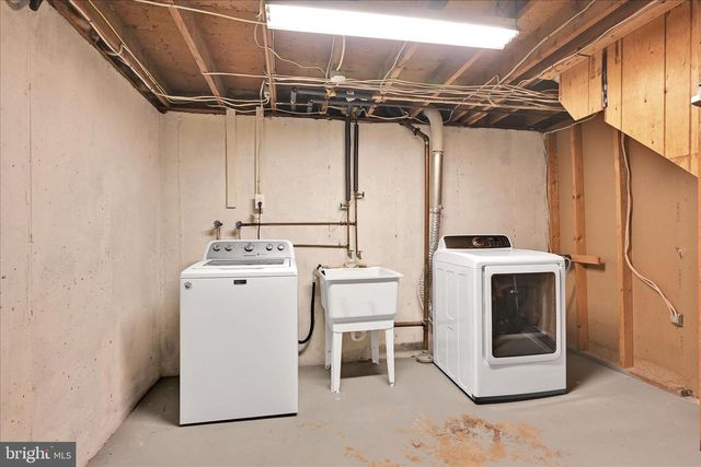 16 BERKLEY DR, Middletown, PA 17057