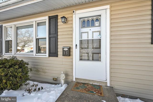 16 BERKLEY DR, Middletown, PA 17057