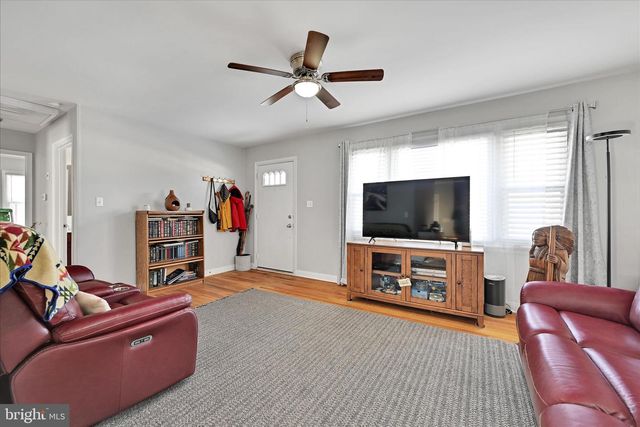 16 BERKLEY DR, Middletown, PA 17057