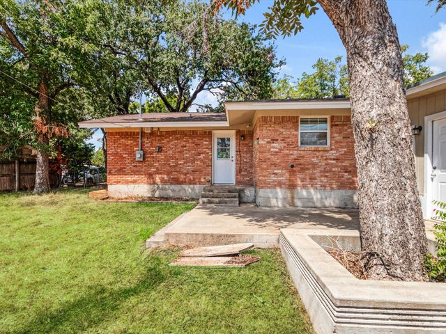 2222 Woodoak Drive, Irving, TX 75060