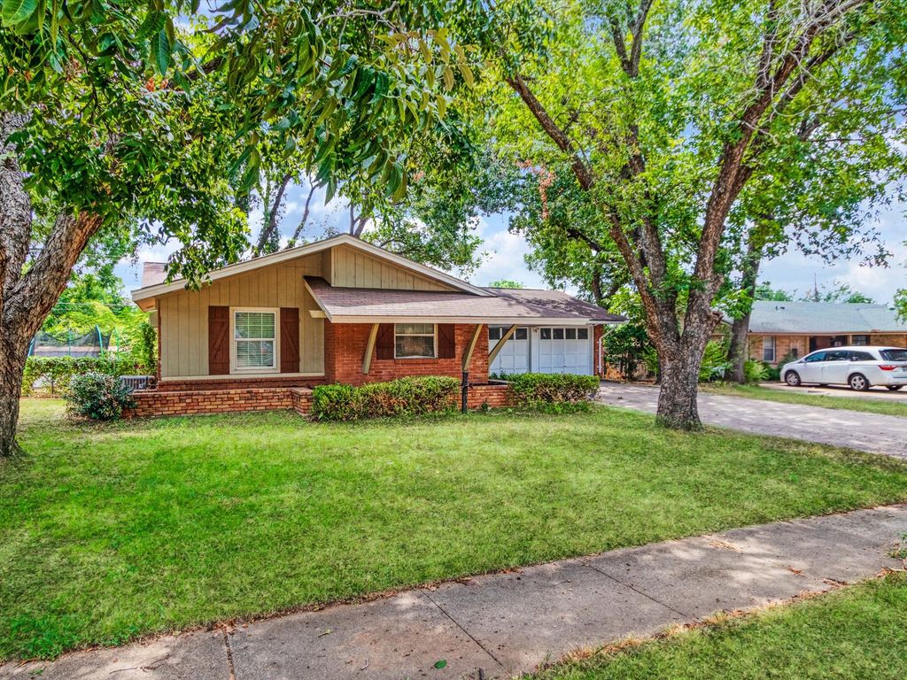 2222 Woodoak Drive, Irving, TX 75060