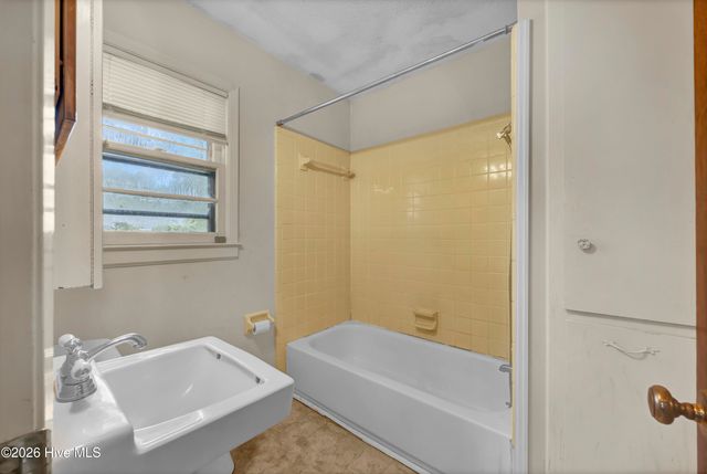 318 Englewood Drive, Wilmington, NC 28409