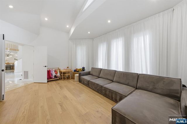 291 Truman Drive, Cresskill, NJ 07626