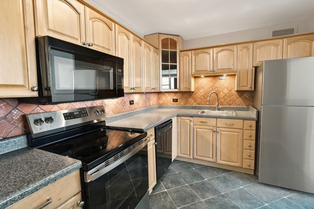 6301 N Sheridan Road 19N, Chicago, IL 60660