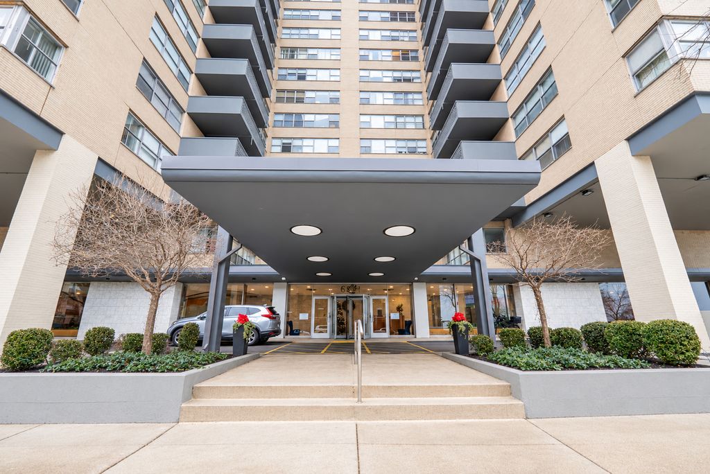6301 N Sheridan Road 19N, Chicago, IL 60660