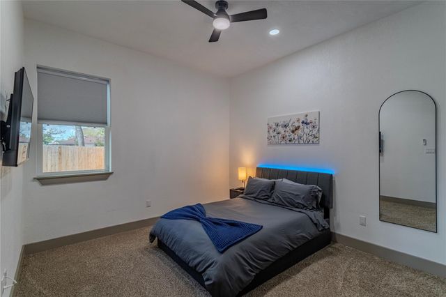 5901 Crest Court A, Houston, TX 77033