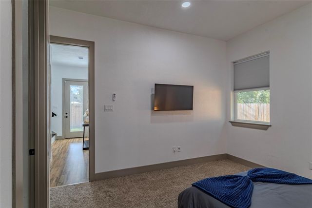 5901 Crest Court A, Houston, TX 77033