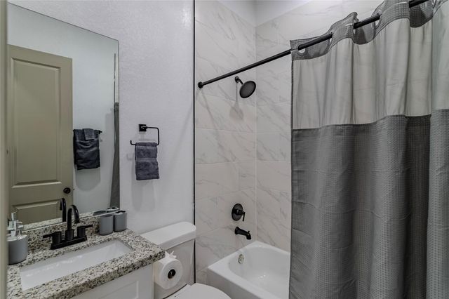 5901 Crest Court A, Houston, TX 77033