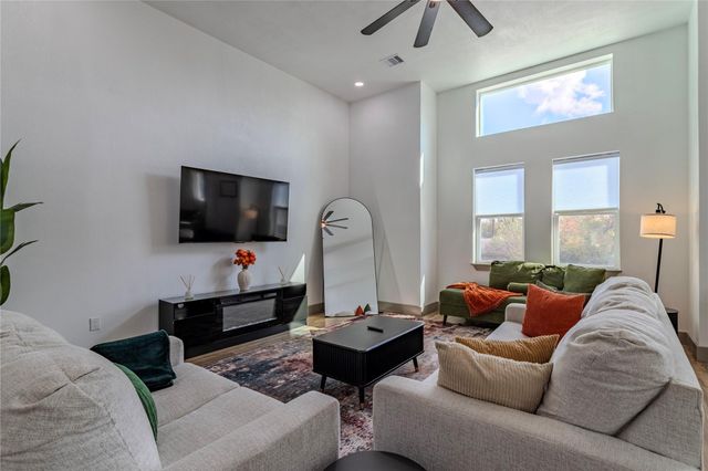 5901 Crest Court A, Houston, TX 77033