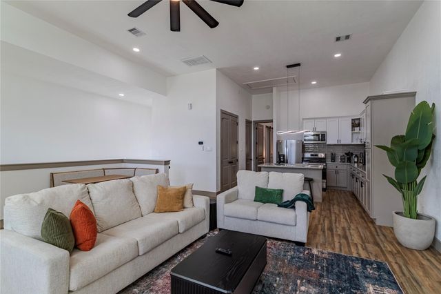 5901 Crest Court A, Houston, TX 77033