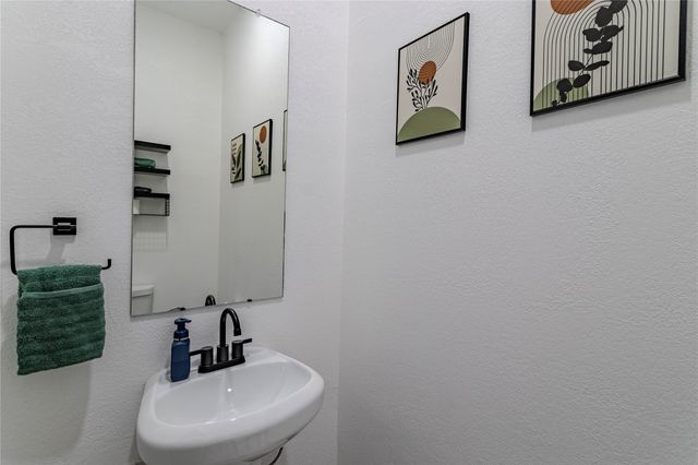 5901 Crest Court A, Houston, TX 77033