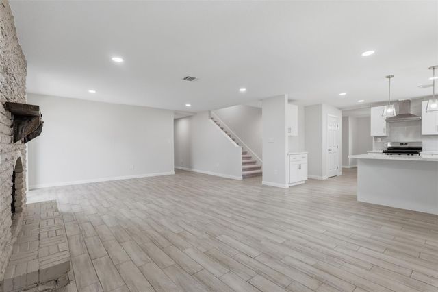 7826 Twin Hills Drive, Houston, TX 77071