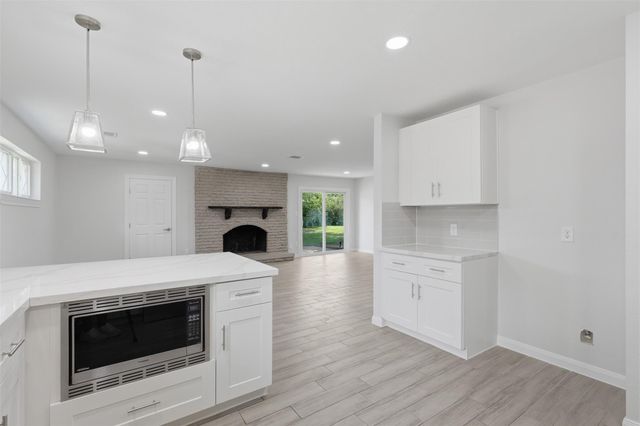 7826 Twin Hills Drive, Houston, TX 77071