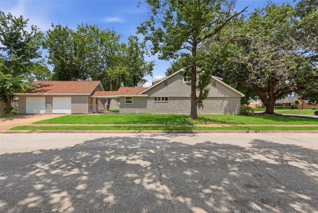 7826 Twin Hills Drive, Houston, TX 77071