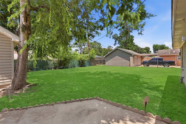 7826 Twin Hills Drive, Houston, TX 77071