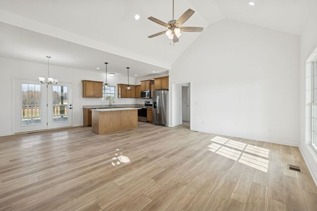 125 Makinley Dr, Lafayette, TN 37083