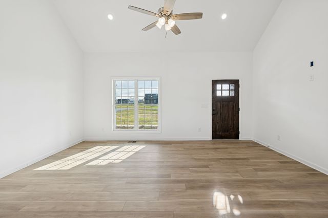 125 Makinley Dr, Lafayette, TN 37083