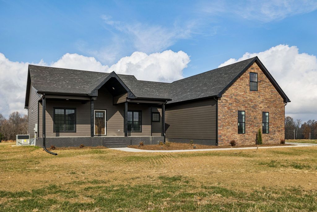 125 Makinley Dr, Lafayette, TN 37083