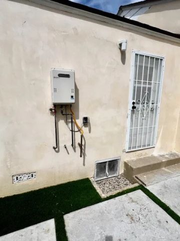 2002 W 106th, Los Angeles, CA 90047