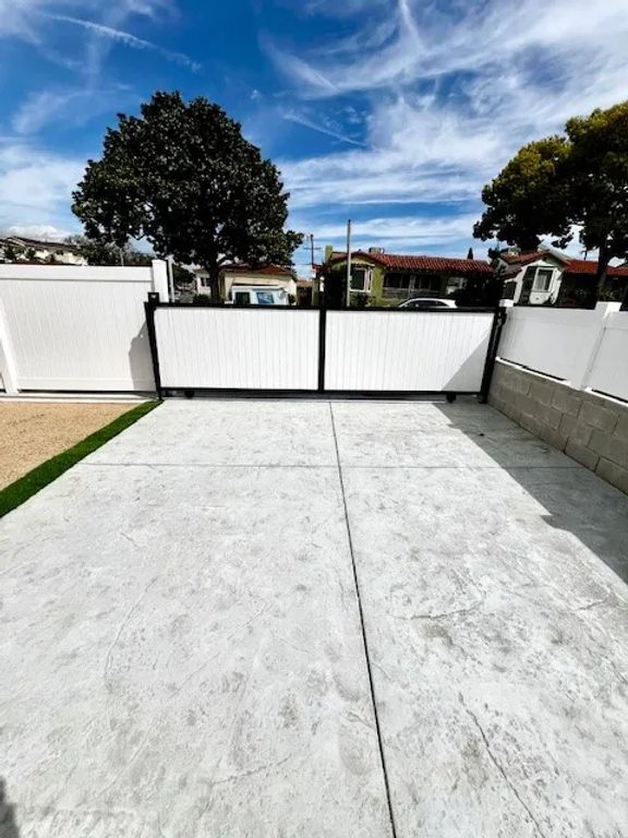 2002 W 106th, Los Angeles, CA 90047