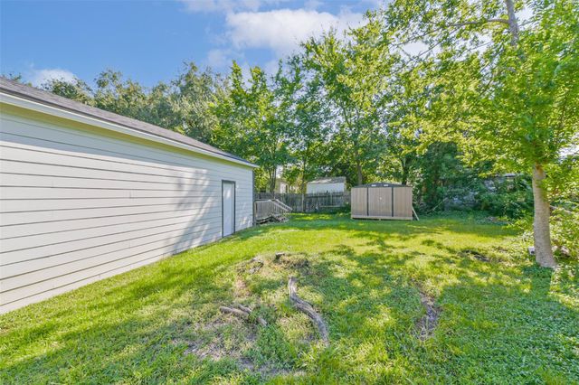 1102 W Hart Avenue, Pasadena, TX 77506