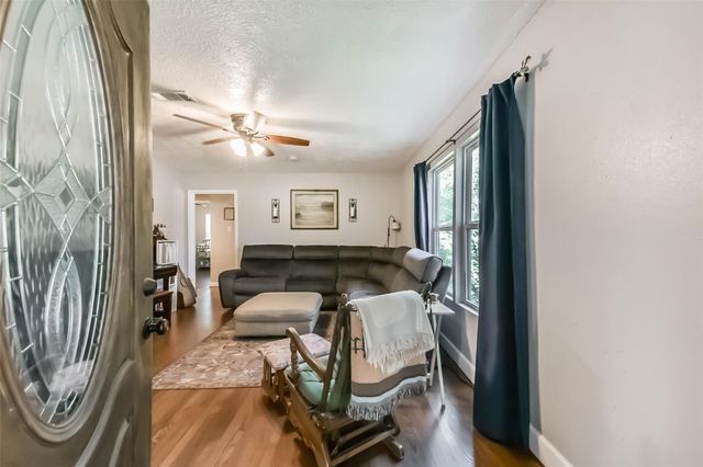 1102 W Hart Avenue, Pasadena, TX 77506