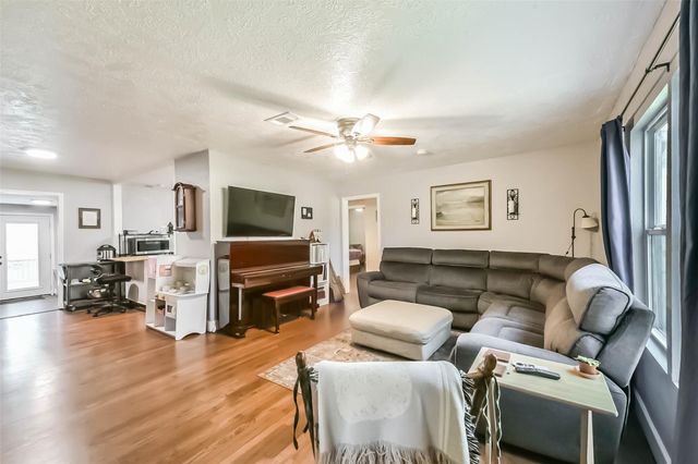 1102 W Hart Avenue, Pasadena, TX 77506