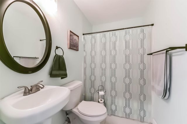 1102 W Hart Avenue, Pasadena, TX 77506