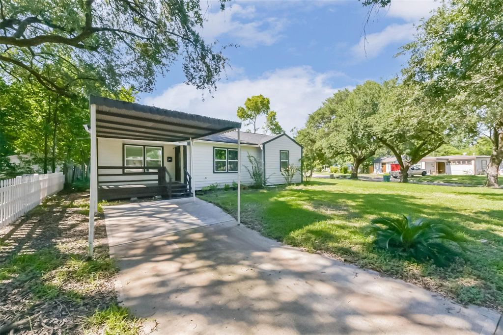 1102 W Hart Avenue, Pasadena, TX 77506