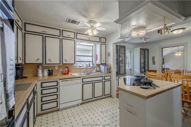 706 Edgemore Drive, Bryan, TX 77802