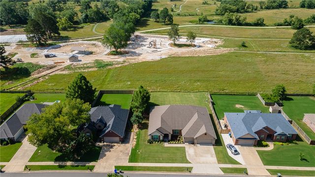 2661 W Vanike Drive, Fayetteville, AR 72704