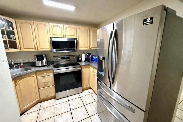 10850 W Flagler St D212, Sweetwater, FL 33174