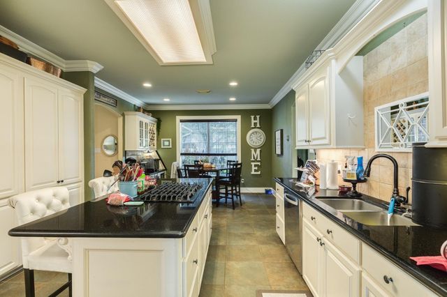 204 Arrowhead Drive, Lake Jackson, TX 77566