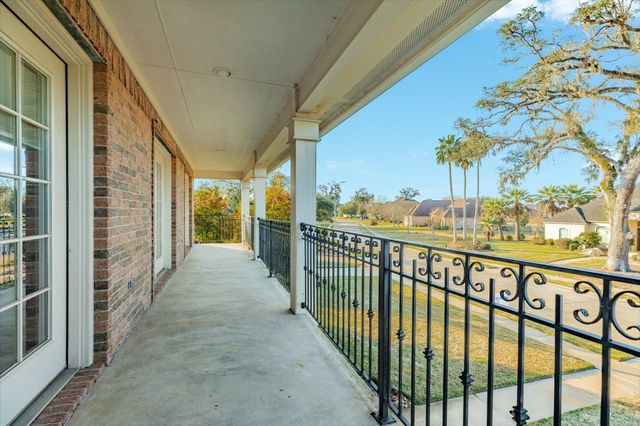 204 Arrowhead Drive, Lake Jackson, TX 77566