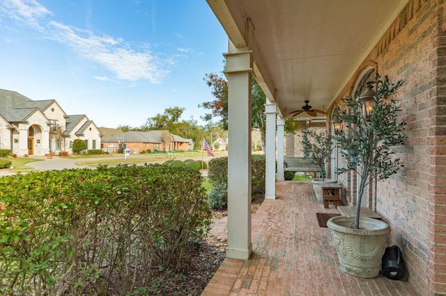204 Arrowhead Drive, Lake Jackson, TX 77566
