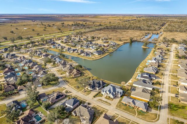 204 Arrowhead Drive, Lake Jackson, TX 77566