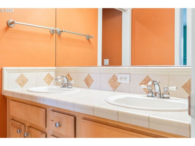 2338 Nw EDGEWOOD Pl 32, Portland, OR 97229