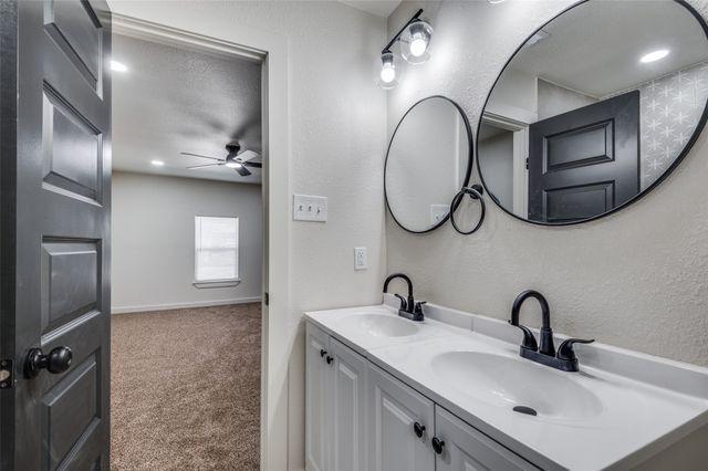 125 W Fuller Drive, Euless, TX 76039