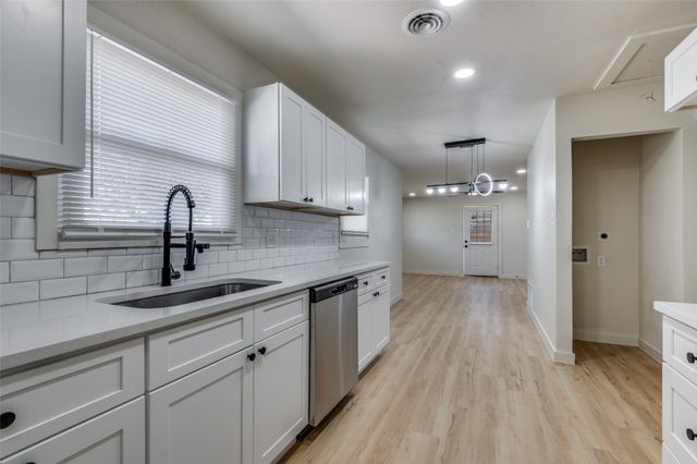 125 W Fuller Drive, Euless, TX 76039